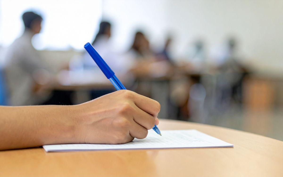 Studente che compila il test di ammissione ITS durante una prova scritta in aula con altri candidati