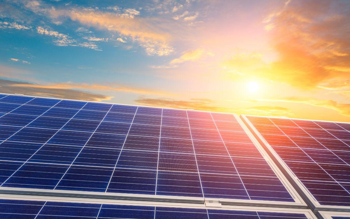 Pannelli solari fotovoltaici sotto il sole al tramonto, simbolo di energia rinnovabile e transizione energetica. Pannelli solari fotovoltaici sotto il sole al tramonto, simbolo di energia rinnovabile e transizione energetica.