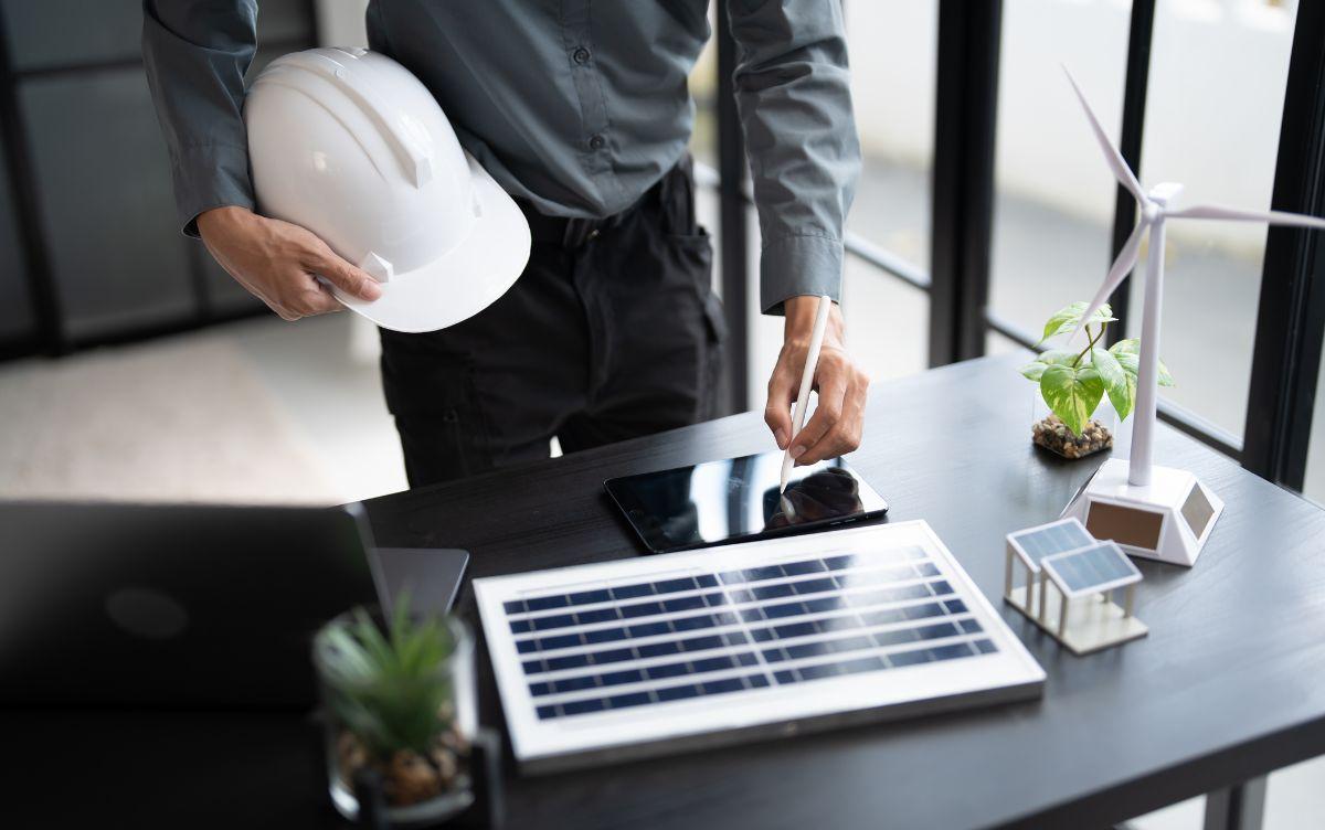 Consulente per l’efficienza energetica analizza soluzioni con pannello solare e turbina eolica Consulente per l’efficienza energetica analizza soluzioni con pannello solare e turbina eolica