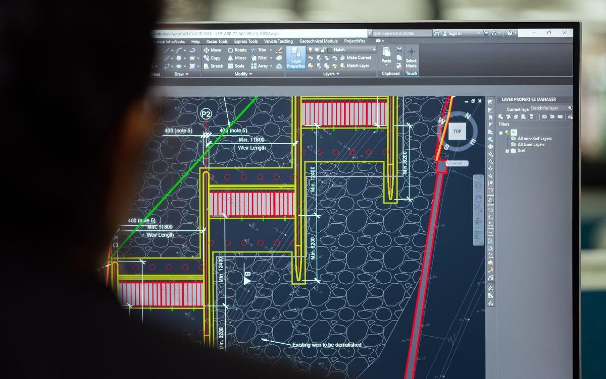 Monitor di un computer che mostra un disegno tecnico dettagliato su software AutoCAD, incentrato sulla progettazione edilizia e impiantistica all'interno di un ufficio tecnico. Monitor di un computer che mostra un disegno tecnico dettagliato su software AutoCAD, incentrato sulla progettazione edilizia e impiantistica all'interno di un ufficio tecnico.